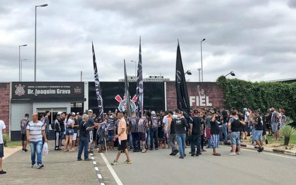 Torcida do Corinthians em frente ao CT Joaquim Grava