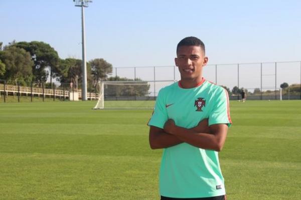 Neto de português, atacante de 17 anos já tem duas convocações para as seleções de base de Portugal