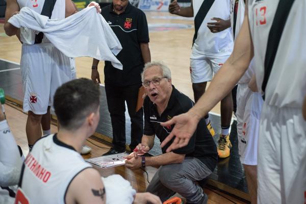 Alberto Bial orienta o time durante o jogo diante do Corinthians