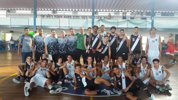 Garotos de Vasco e Fluminense posam juntos após a partida