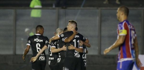 Jogadores do Vasco comemoram gol de Yago Pikachu; time luta pela permanência