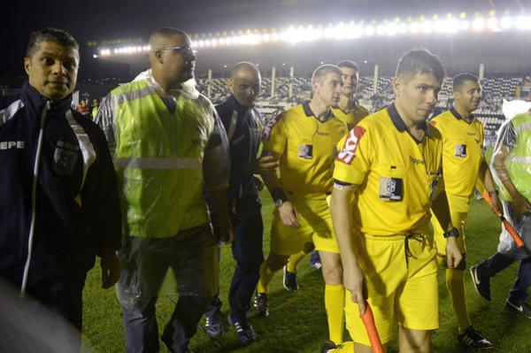 Daronco deixa o campo escoltado pelos seguranças