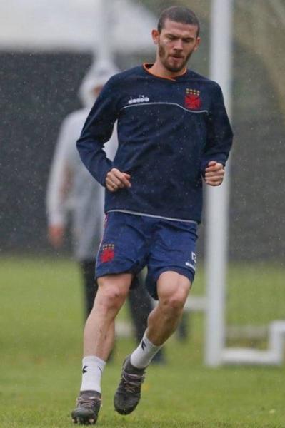 Luiz Gustavo deve retornar à lateral direita do Vasco