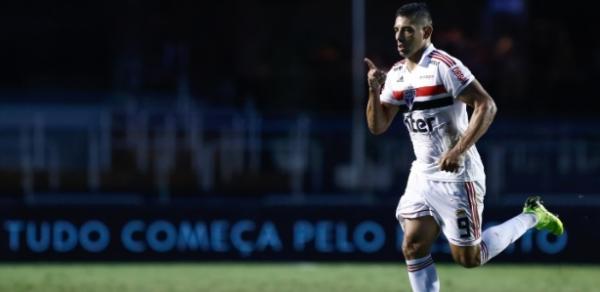Diego Souza comemora um dos gols marcados com a camisa do São Paulo nesta temporada