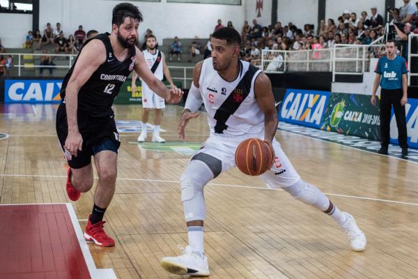 Gemerson encara a marcação de Giovannoni na partida diante do Corinthians