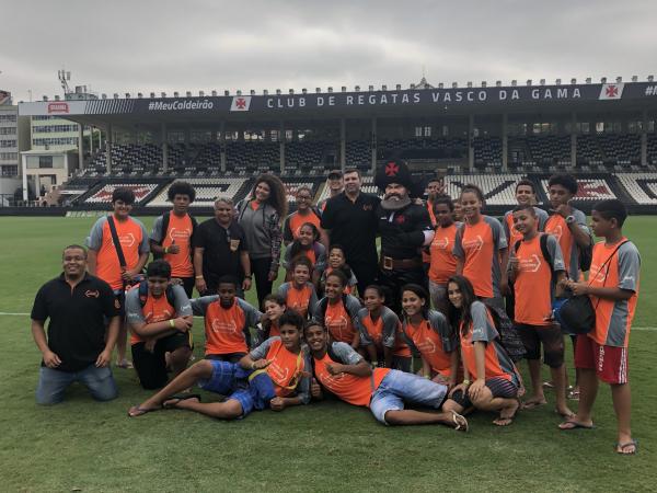 Alunos da Usina de Campeões posam com Pedro Rizzo e o Almirante no gramado de São Januário 