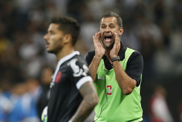 Fernando Miranda comandou o Vasco contra o Corinthians, após expulsão de Valentim