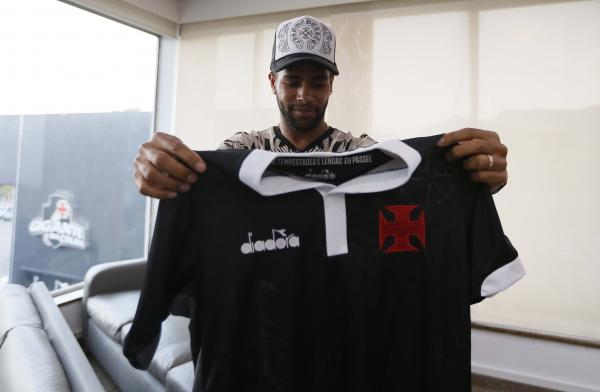 Jogador observa a camisa 3 que ganhou de presente