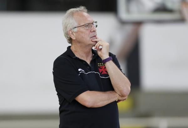 Alberto Bial orienta o time durante treinamento em São Januário