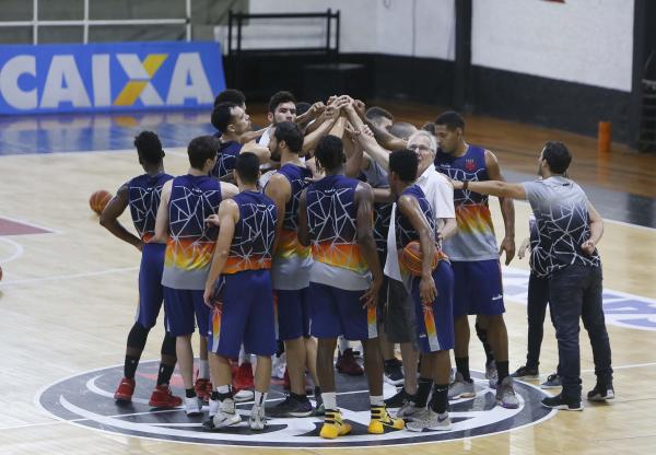 Elenco se reúne após o treinamento em São Januário