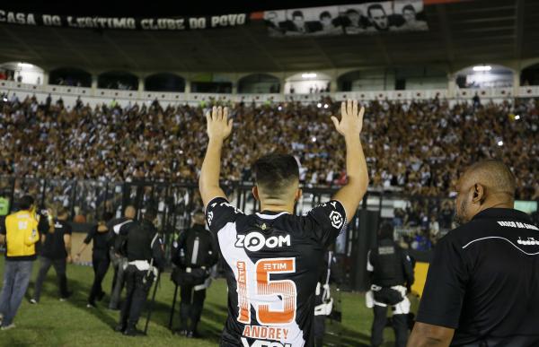 Andrey é ovacionado pela torcida após o apito final