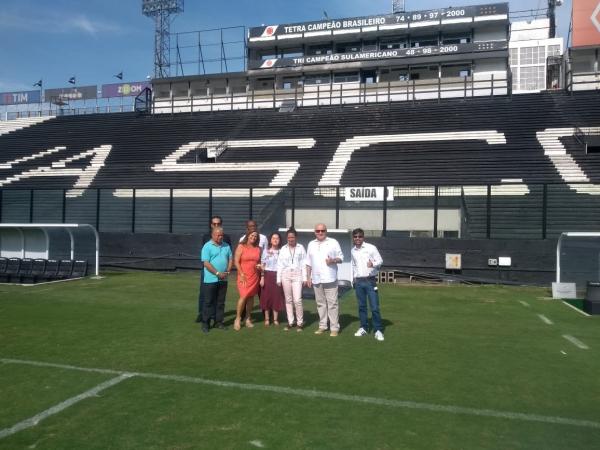 Visitantes posaram para fotos no gramado de São Januário