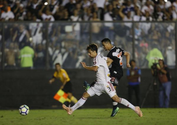 Pikachu chuta cruzado para marcar diante do São Paulo