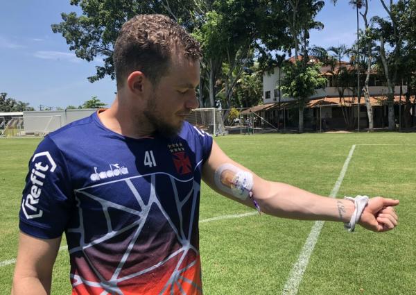 Marcelo Mattos e o PICC, sigla em inglês para cateter central de inserção periférica, por onde toma antibiótico