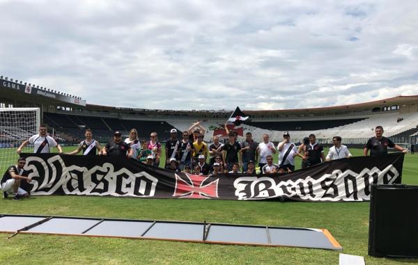 Torcedores posaram para foto no gramado de São Januário