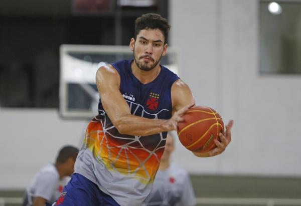 Lucão em ação durante treino do Vasco