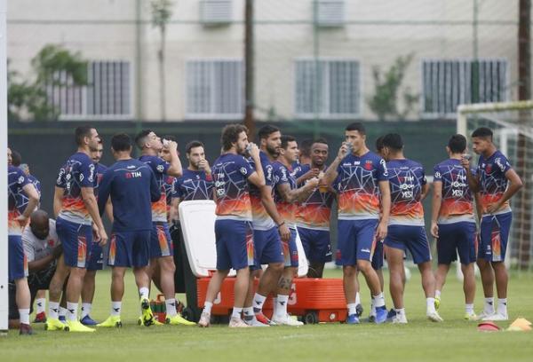 Jogadores do Vasco em treino no CT do Almirante