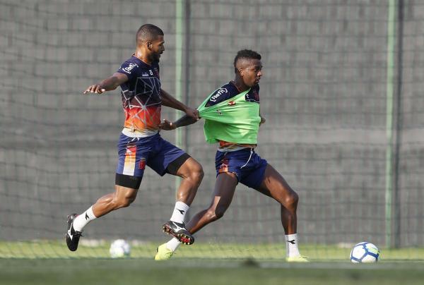 Willian Maranhão e Kelvin durante treino no CT do Almirante