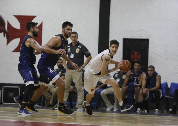 Vithinho parte para o ataque. Armador teve boa atuação mais uma vez