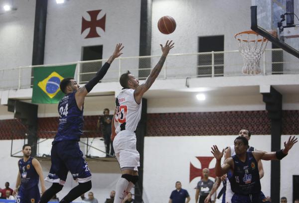 Duda teve grande atuação e foi mortal nas bolas de três