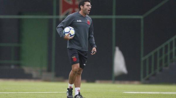 Alberto Valentim tenta livrar o Vasco na última rodada