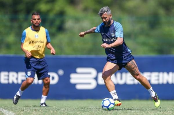Douglas treinando no Grêmio