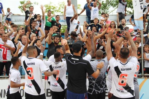 Jogadores comemoram com a torcida após o jogo