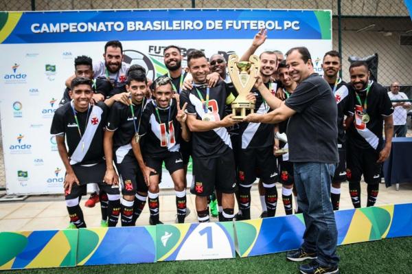  Jogadores vascaínos recebem a taça de campeão