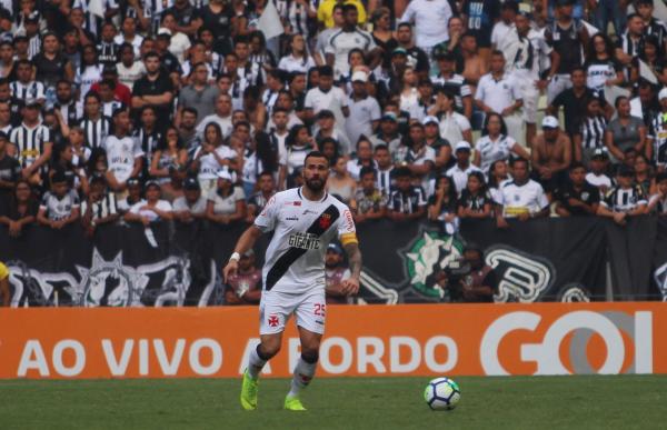 Leandro Castan em ação contra o Ceará no Castelão