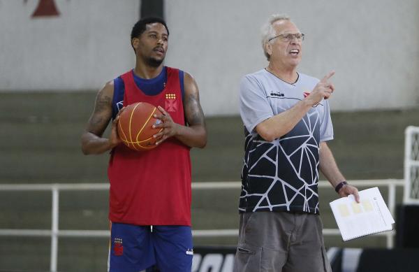 Bial orienta o norte-americano Deonta Stocks em seu primeiro treino pelo Vasco