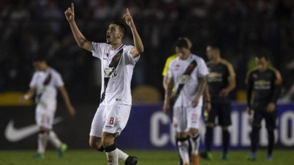 Thiago Galhardo comemora gol pelo Vasco