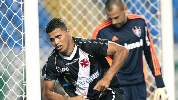 Romário Corrêa após gol contra o Fluminense em 2013