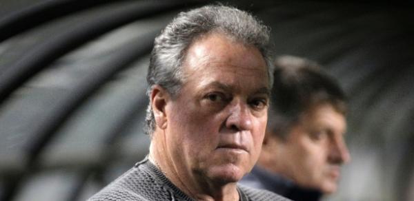 Abel Braga em ação pelo Fluminense; técnico tem prazo para responder ao Santos