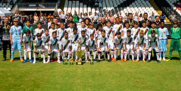 Garotos do Sub-11 posaram com os troféus conquistados