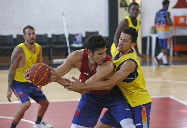 Lucão protege a bola durante treino em São Januário