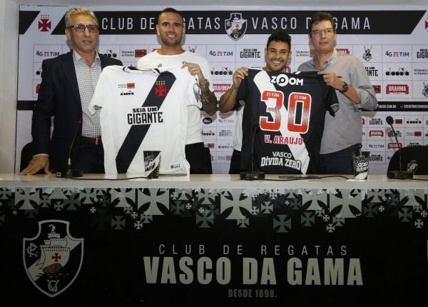 Leandro Castan na sua chegada ao Vasco. Zagueiro foi apresentado ao lado do atacante Vinícius Araújo