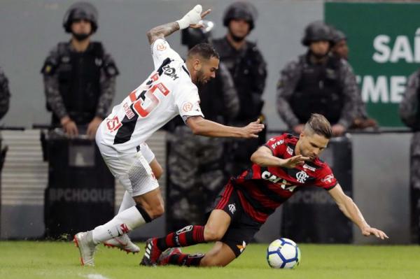 Castán contra o Flamengo do meia Diego; zagueiro disputou 15 partidas pelo Vasco desde a volta da Itália