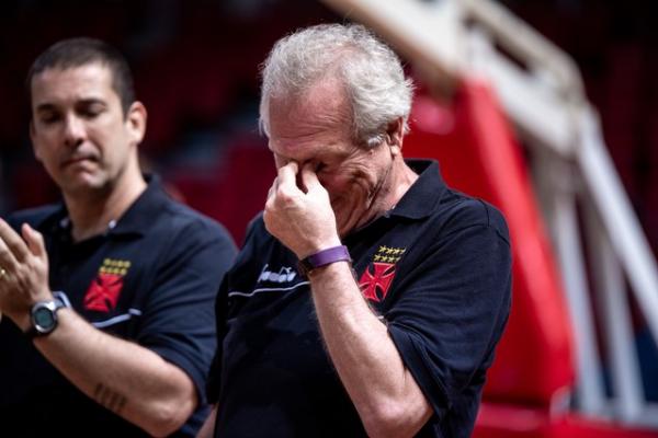 Alberto Bial se emociona após homenagem do ex-clube