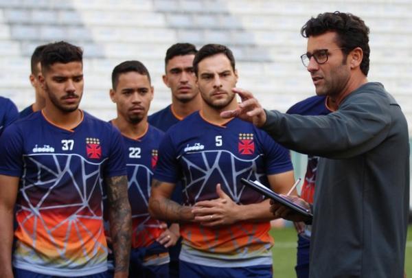 Alberto Valentim conversa com os jogadores do elenco do Vasco