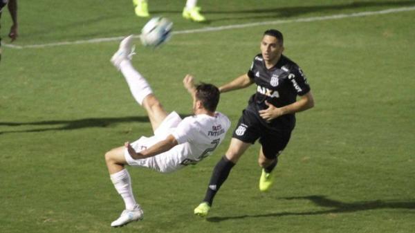 Danilo, de preto, observa Lucas dar bicicleta em partida contra o Fluminense, em 2017