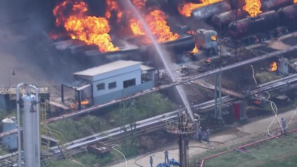Bombeiros tentam combater as chamas em Manguinhos