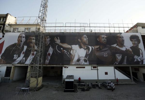 Painel de São Januário com os ídolos virou atração do estádio.