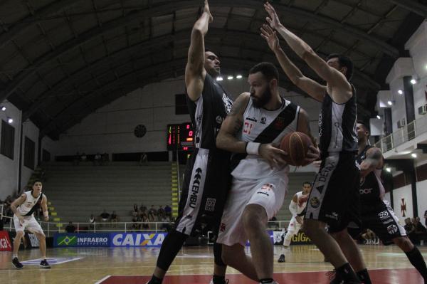Caio Torres briga com a marcação do Mogi/Helbor no garrafão