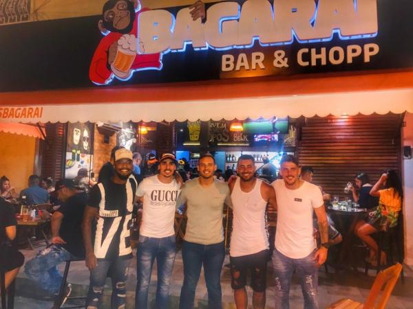 Thiago Galhardo na inauguração de seu bar em Volta Redonda