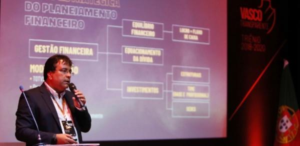 Funcionário do BNDES há 16 anos, Adriano Mendes é guru financeiro do Vasco