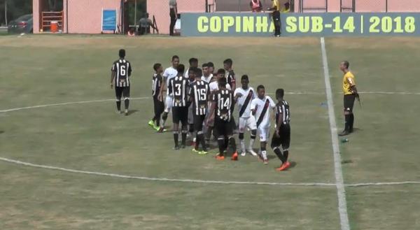 Jogadores de Vasco e Atlético-MG se cumprimentam após a decisão por pênaltis