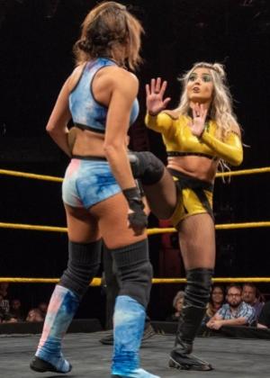 Taynara durante sua apresentação no WWE