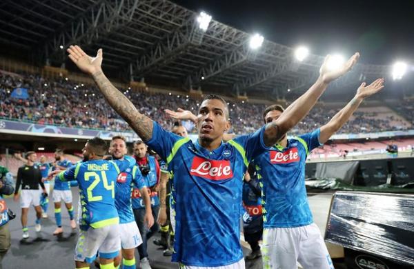 Allan vestindo a camisa do Napoli