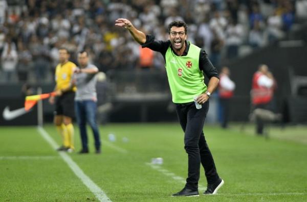 Alberto Valentim vira o ano como treinador do Vasco