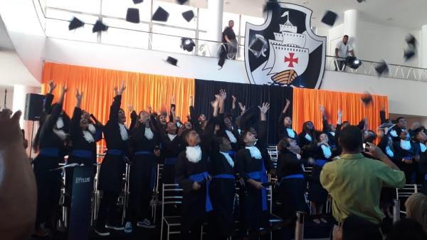 Alunos do 5 e 9 ano do ensino fundamental e do 3 ano do ensino médio se formaram 